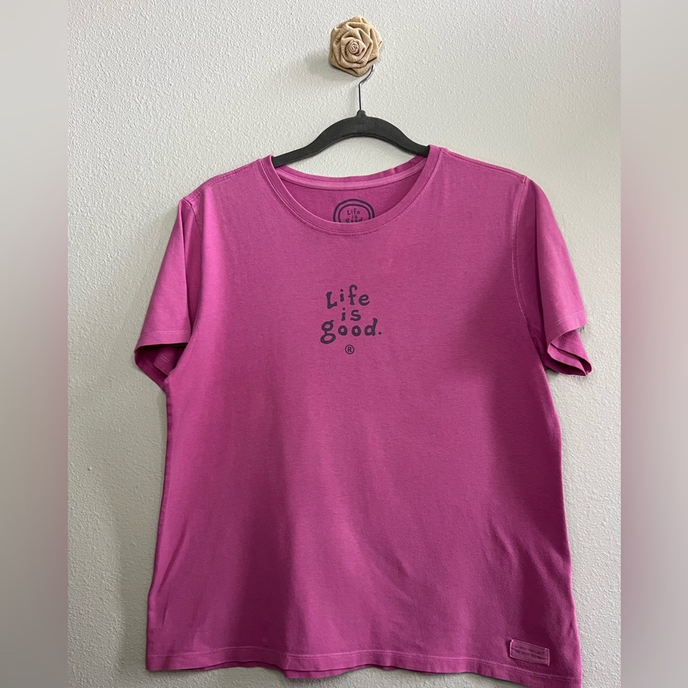 Life is Good Women’s tee, medium. Sweet daisy on the back upper right shoulder.